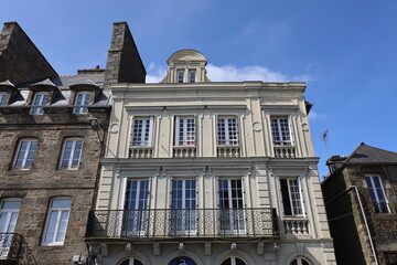 Bâtiment typique, vue de l'extérieur, ville de Dinan, département des Côtes d'Armor, Bretagne, France