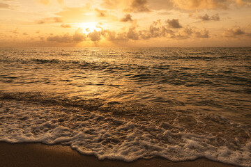 Obraz premium Beautiful sunrise at sandy beach in the morning in Miami, Florida