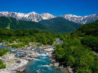 北アルプスと雪解けの川　長野県白馬村