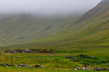 Cabañas en un verde valle de Gasaladur, una aldea en la Isla de Vagar en las Islas Feroe, Dinamarca