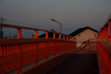 夕暮れのオレンジの歩道橋