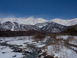 冬の北アルプスと残雪の松川　長野県白馬村