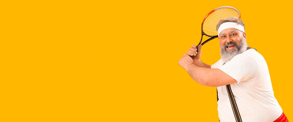 Naklejka premium Sporty Santa Claus with racket on yellow background