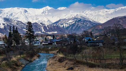 春の北アルプスと残雪の松川　長野県白馬村
