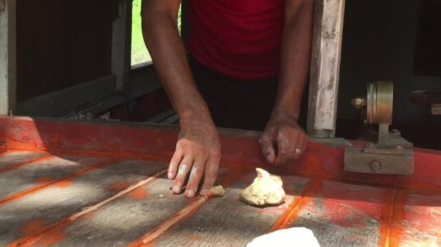 Calafetagem, t&eacute;cnica de impermeabiliza&ccedil;&atilde;o do casco de madeira, realizada pelo mestre calafetador. Obra realizada num barco tradicional de madeira. Na Amazonia norte do Brasil, estado do Par&aacute;