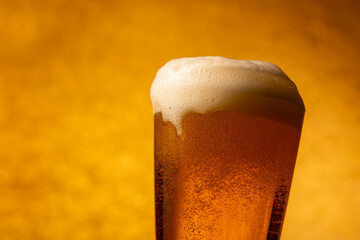 美味しいビールを飲む