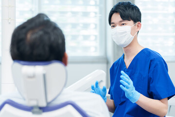 歯科医師から説明を受ける患者