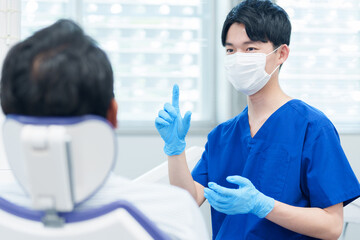 歯科医師から説明を受ける患者
