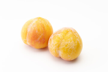 白背景に黄色のプラム（すもも）