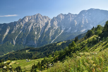 Fototapeta premium Aussicht von der Rossfeld-Panoramastraße auf den Hohen Göll, Berchtesgadener Alpen, Bayern, Deutschland