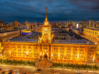 Obraz premium Yekaterinburg City Administration or City Hall and Central square at summer or autumn nigh. Night city in the early autumn or summer. Aerial View.