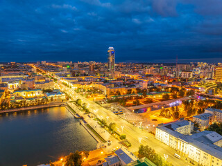 Obraz premium Embankment of the central pond and Plotinka in Yekaterinburg at summer or early autumn night. The historic center of the city of Yekaterinburg, Russia, Aerial View