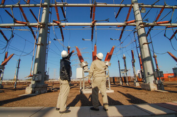 Personnel from an electric power generating plant inspecting blades in an electrical substation to perform maintenance maneuvers. MEXICO