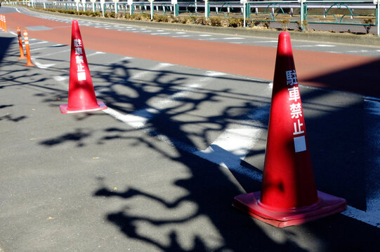 交通規制の道路上に並べられた円錐形の工事用コーン