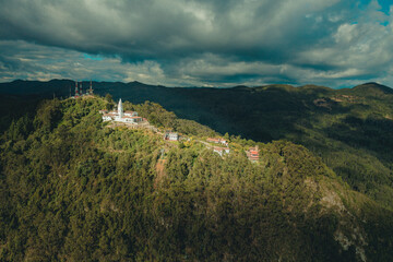 Vista aérea de los cerros de Monserrate y Guadalupe que rodean la ciudad de Bogotá. 