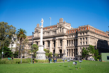 Obraz premium Exterior view of a historic building and monument in Buenos Aires, Argentina, featuring classic architectural elements.