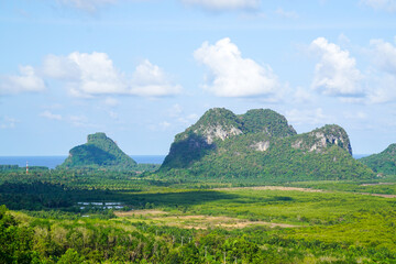 Obraz premium Beautiful scenery of beaches and mountains at Chumphon Province Thailand 