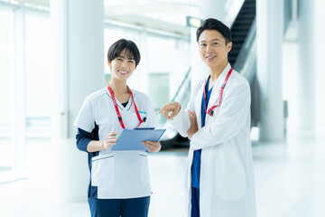 病院で働く医療スタッフ