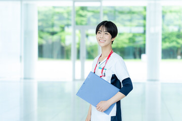 病院で働く医療スタッフ