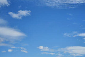 澄んだ秋の青空と雲