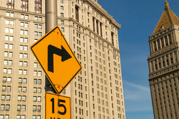 Señal de tráfico de un solo sentido y edificio municipal de Manhattan en Centre St, Nueva York, EE. UU. Paisaje urbano con rascacielos al sur de la isla de Manhattan.