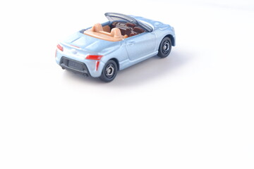 ふたり乗りのオープンカーで、気ままなドライブ旅行を満喫するイメージ画像
