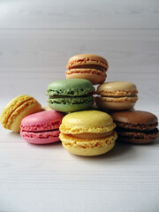 Pionowa kompozycja z kolorowymi makaronikami i dużą ilością miejsca na tekst u góry