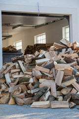 Tas de morceaux de bois pour le chauffage poser en extérieur, attendant d'être rangé dans un...