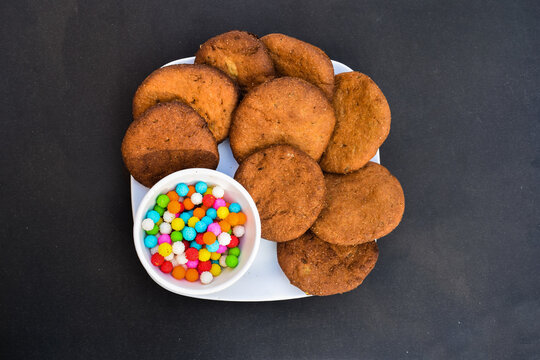 homemade oatmeal cookies on a plate, closeup photo of traditional ramadan dish kubbeh, pakawan, pakwan, gogian, several sugar free cookies white and black 