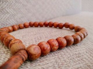 Elegant brown wooden prayer beads, necklace with 33 knots and tassel, ideal for counting mantras. Perfect for Ramadan and Jummah posts.