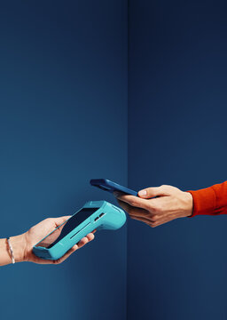 Cashless payment with smartphone and wireless card machine