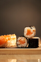 Sushi vegetariano con tofu, avocado e cetriolo su piatto moderno