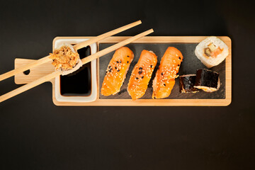 Sushi arcobaleno: mix di sapori e colori su piatto minimalista