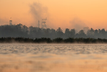 Fototapeta premium Wieża kopalni Silesia we mgle, Czechowice Dziedzice Śląsk. 