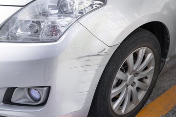 傷ついた車 © naka