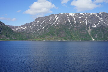 Obraz premium Kjerringfjordfjellet, Stjernøya, Alta Municipality, Finnmark, Norway - inhabited island in Altafjorden at strait of Stjernsundet and Sørøysundet