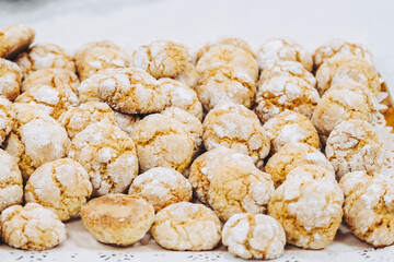 Petits biscuits sablés au sucre glace dans une pâtisserie artisanale