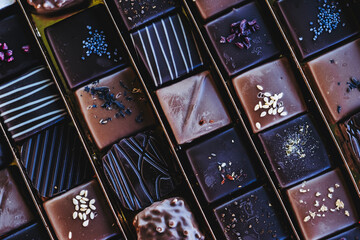Assortiment de chocolats fait par un artisan dans une boite