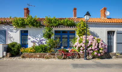 Vieux vélo rouge dans les rue d'un village de Vendée en France sur l'île de Noirmoutier.