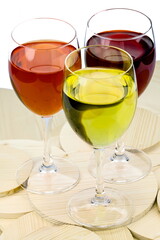 Calici di vino rosso, vino bianco e vino rosato