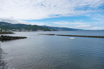 網代の海岸線から見る熱海の街並み