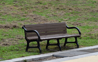 人気のない公園のベンチ