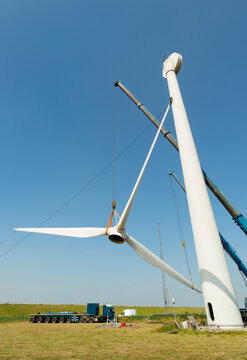 Disassembly of a wind turbine to be shipped to South America for its second life in the Netherlands.