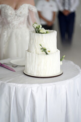 White wedding cake decorated with flowers.