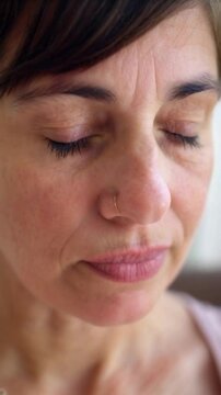 Femme m&eacute;ditant avec les yeux ferm&eacute;s en gros plan