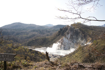 北海道登別にある地獄の窯のような蒸気がもくもくしている大湯沼