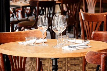 Une table de restaurant avec verres à vin et couverts préparés