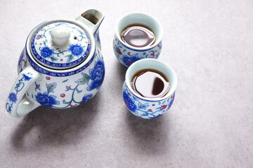 中国製の美しいポットにおいしいウーロン茶を淹れてひと休み
