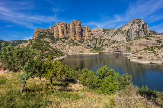 Mallos de Lig&uuml;erri and Vadiello reservoir, Sierra and Canyons of Guara Natural Park, Huesca, Aragon community, Spain