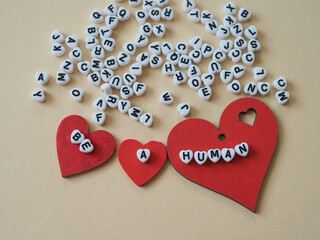 Viele Buchstabenwürfel liegen verstreut auf einem hellen Untergrund, darunter liegen nebeneinander...